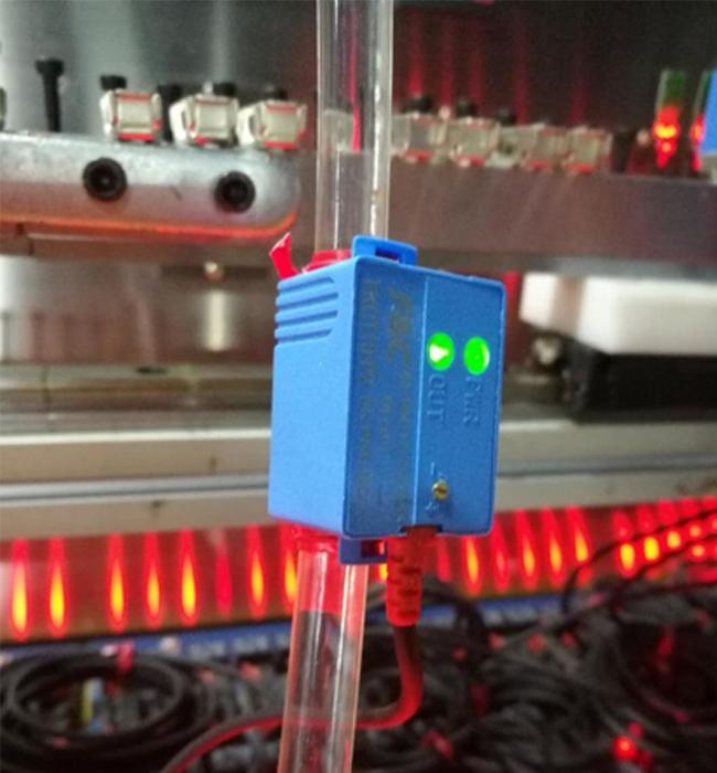 El detector plástico 24V DC 3 ata con alambre el sensor de proximidad