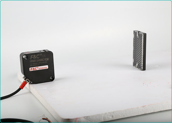 Sensor fotoeléctrico rectangular de larga distancia los 400cm 12VDC retrorreflectivo