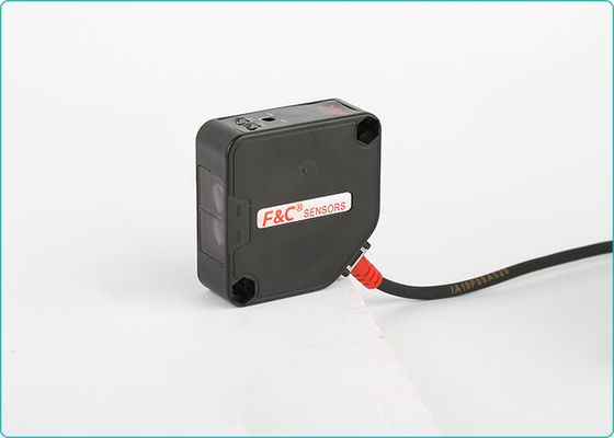 Coloque el interruptor fotoeléctrico de detección PNP del sensor de los alambres 24VDC 4 del uso el 100cm NINGÚN NC
