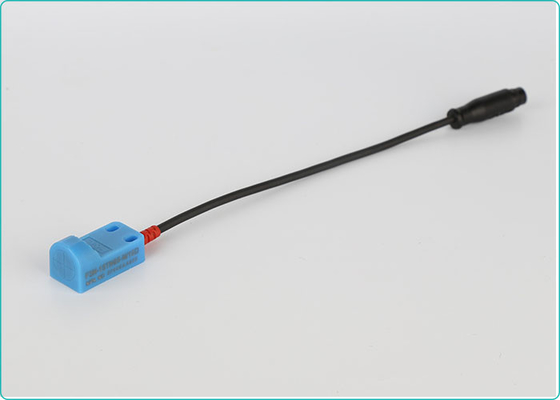 Detector de acero NPN del hierro NINGÚN interruptor inductivo rectangular 12VDC del sensor del sensor de posición