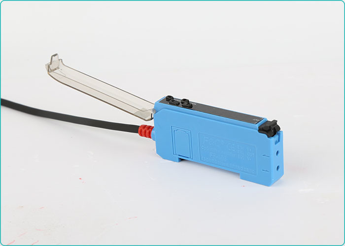 amplificador PNP del sensor de la fibra óptica de Digitaces de la luz roja 12-24VDC NINGUNOS alambres del NC 3